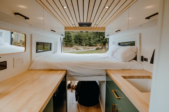 Bed in the Lounge van.