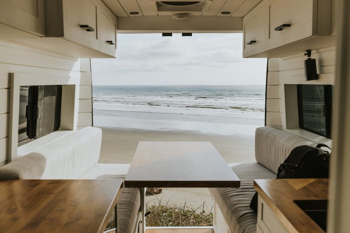 Lounge van mở ra một bãi biển.